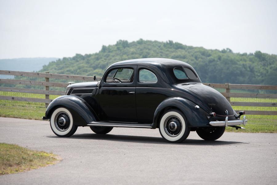  Ford V8 Deluxe Coupe 1937 года  (фото 2 из 7)